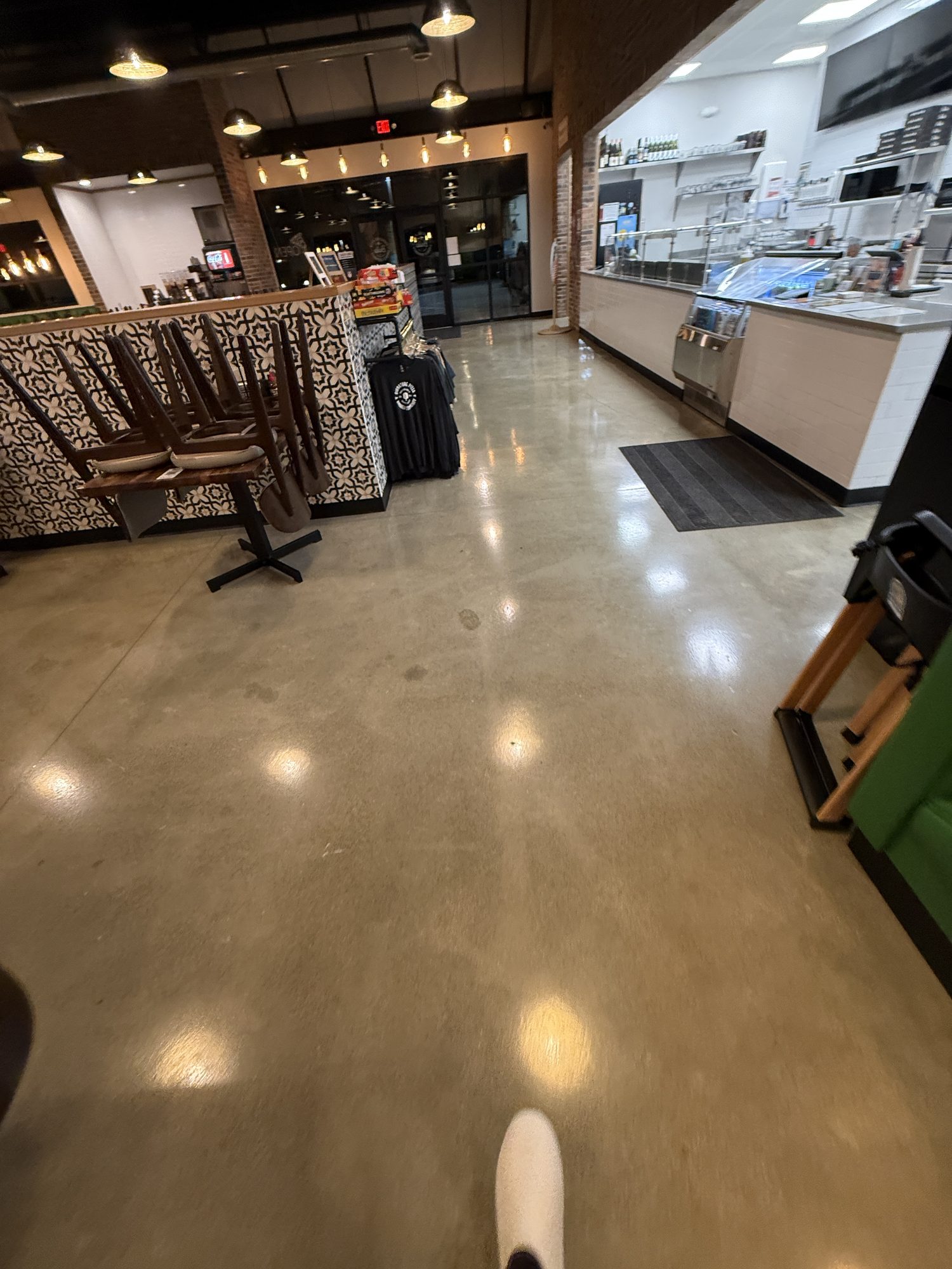 Briks Pizzeria Restaurant Floor - Photo 8