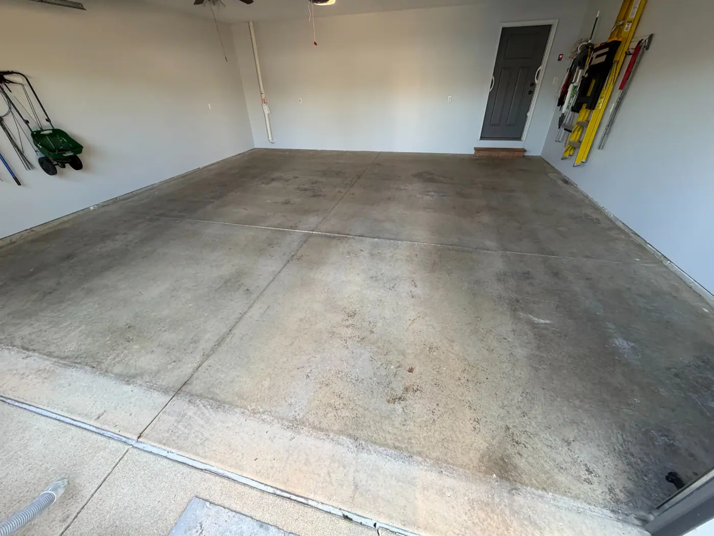 Two-car garage: the garage floor before coating