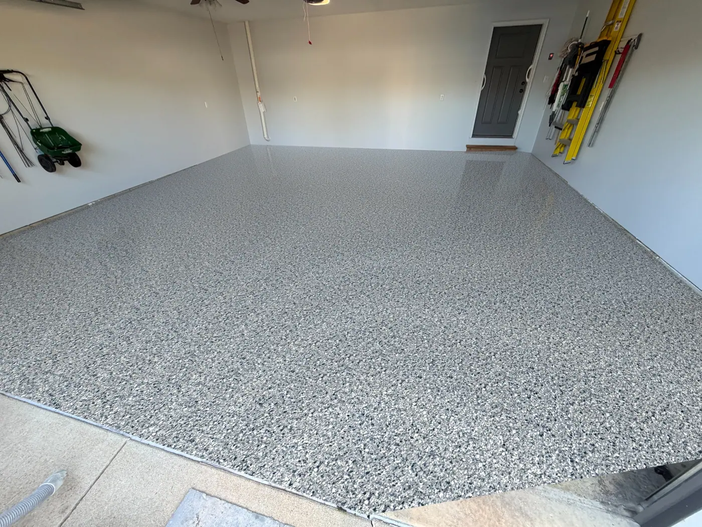 Two-car garage: preview of the same floor in Tidal Wave flake