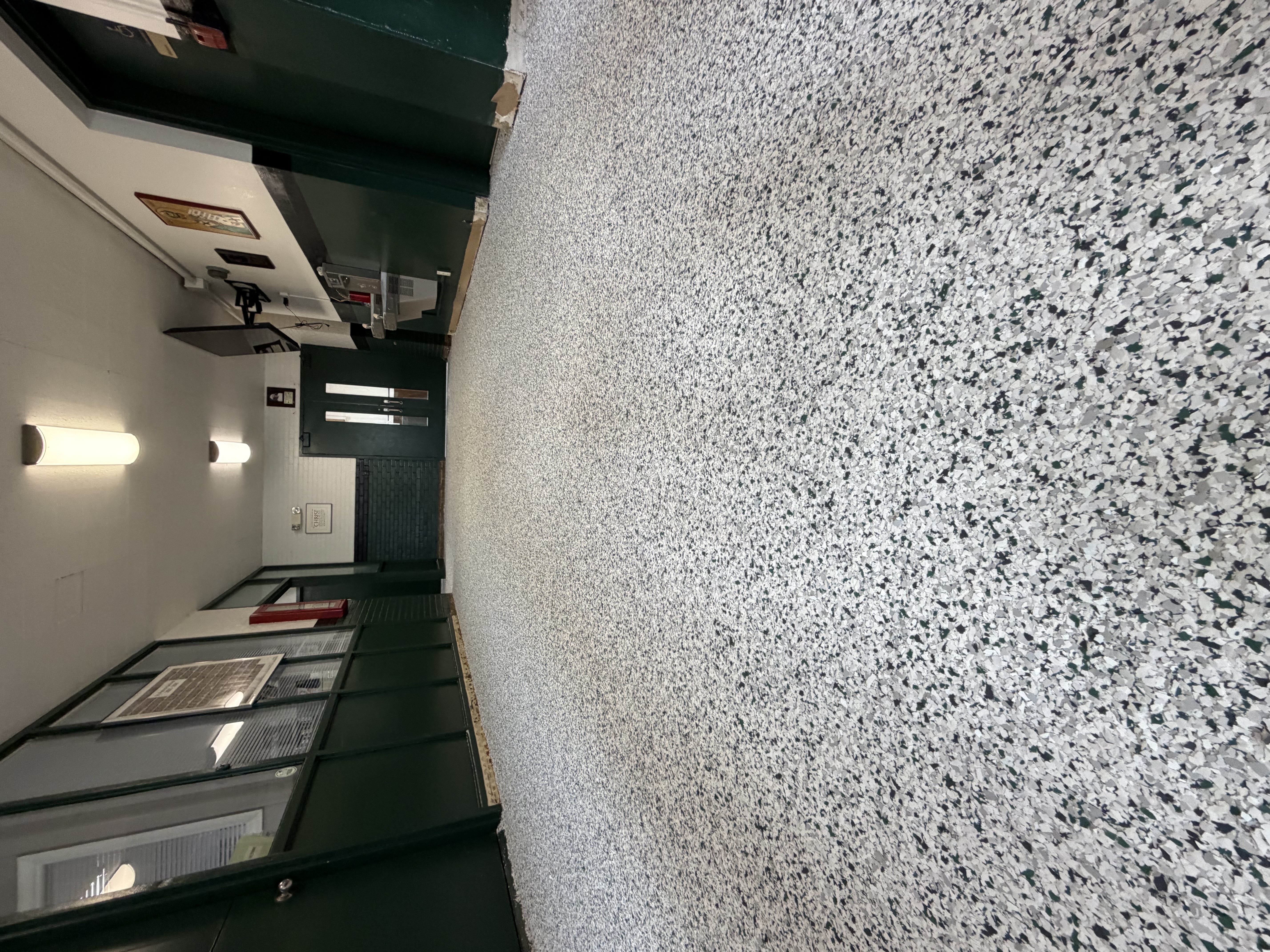 Broadcasting custom flakes onto the wet basecoat